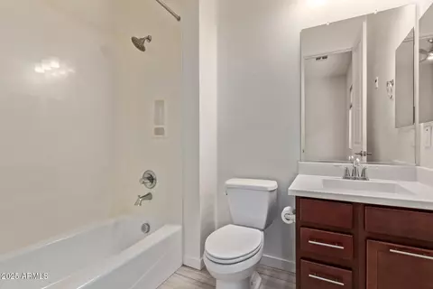 Bath - 917 E La Mirada Dr, Phoenix, AZ 85042 photo 2 of 4
