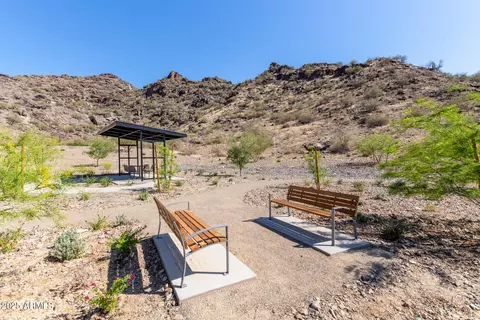 View/Area - 917 E La Mirada Dr, Phoenix, AZ 85042 photo 6 of 10