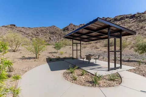 View/Area - 917 E La Mirada Dr, Phoenix, AZ 85042 photo 3 of 10