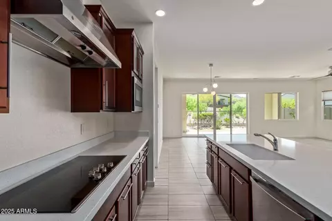 Kitchen - 917 E La Mirada Dr, Phoenix, AZ 85042 photo 2 of 4
