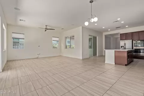 Living - 917 E La Mirada Dr, Phoenix, AZ 85042 photo 2 of 5