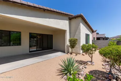Exterior - 917 E La Mirada Dr, Phoenix, AZ 85042 photo 6 of 10