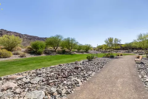 View/Area - 917 E La Mirada Dr, Phoenix, AZ 85042 photo 5 of 10