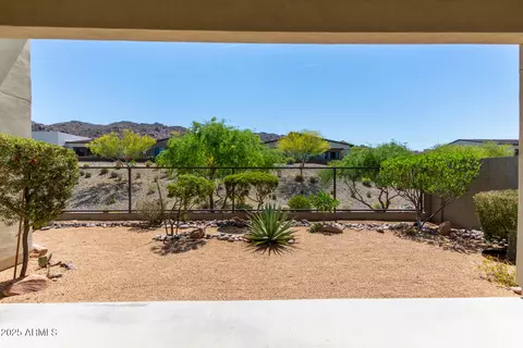 Exterior - 917 E La Mirada Dr, Phoenix, AZ 85042 photo 9 of 10