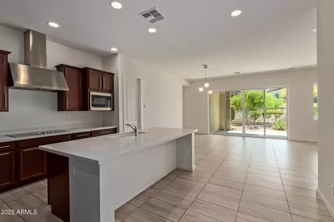 Kitchen - 917 E La Mirada Dr, Phoenix, AZ 85042 photo 3 of 4