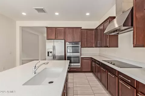 Kitchen - 917 E La Mirada Dr, Phoenix, AZ 85042 photo 1 of 4