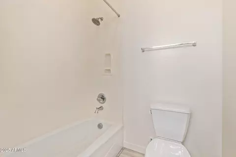Bath - 917 E La Mirada Dr, Phoenix, AZ 85042 photo 3 of 4