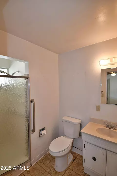 Bath - 8043 N 10th Pl, Phoenix, AZ 85020 photo 1 of 2