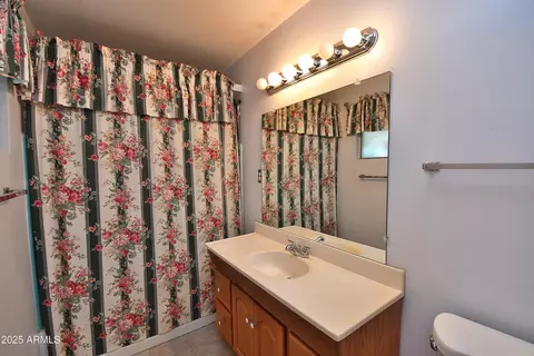 Bath - 8043 N 10th Pl, Phoenix, AZ 85020 photo 2 of 2
