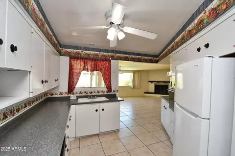 Kitchen - 8043 N 10th Pl, Phoenix, AZ 85020 photo 1 of 2