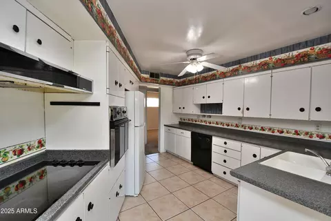 Kitchen - 8043 N 10th Pl, Phoenix, AZ 85020 photo 2 of 2