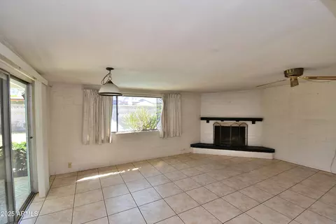 Living - 8043 N 10th Pl, Phoenix, AZ 85020 photo 1 of 2