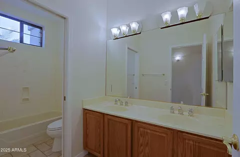 Bath - 130 E Jordon Ln, Phoenix, AZ 85086 photo 2 of 4