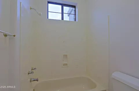 Bath - 130 E Jordon Ln, Phoenix, AZ 85086 photo 3 of 4