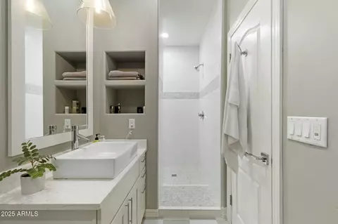 Bath - 2170 E Caroline Ln, Tempe, AZ 85284 photo 2 of 4