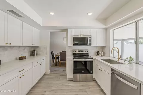 Kitchen - 3369 W Sandra Ter, Phoenix, AZ 85053 photo 5 of 6