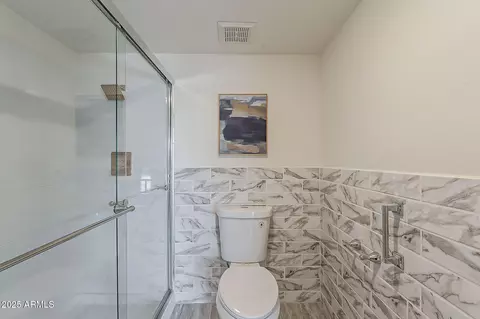 Bath - 3369 W Sandra Ter, Phoenix, AZ 85053 photo 4 of 7