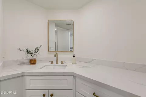Bath - 3369 W Sandra Ter, Phoenix, AZ 85053 photo 1 of 7