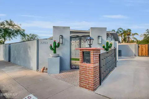 2202 E Lincoln Dr, Phoenix, AZ 85016