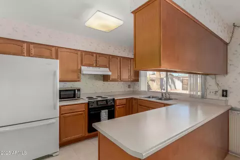 Kitchen - 3324 W Pershing Ave, Phoenix, AZ 85029 photo 1 of 2