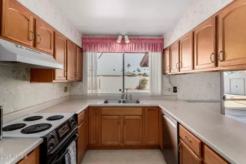 Kitchen - 3324 W Pershing Ave, Phoenix, AZ 85029 photo 2 of 2