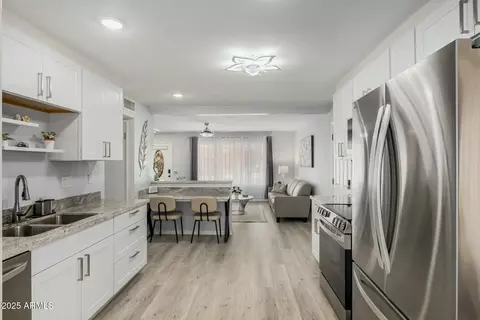 9918 W Willow Creek Cir, Sun City, AZ 85373