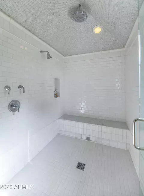 Bath - 5446 Exeter Blvd, Phoenix, AZ 85018 photo 4 of 10