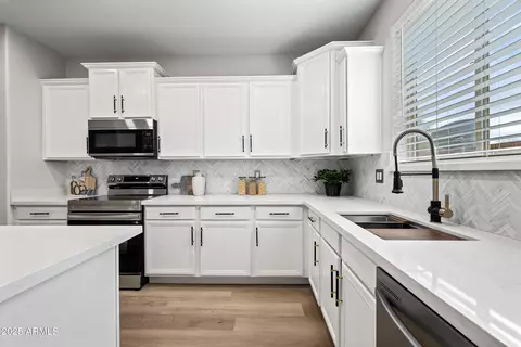 Kitchen - 2196 E Brigadier Dr, Gilbert, AZ 85298 photo 4 of 6