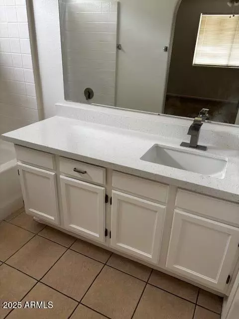 Bath - 2875 W Muriel Dr, Phoenix, AZ 85053 photo 2 of 2
