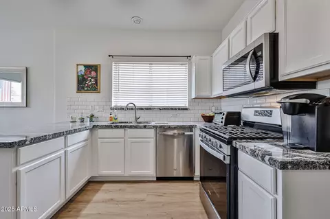 Kitchen - 3925 W Hackamore Dr, Phoenix, AZ 85083 photo 2 of 4
