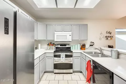 Kitchen - 4343 E Contessa St, Mesa, AZ 85205 photo 2 of 4
