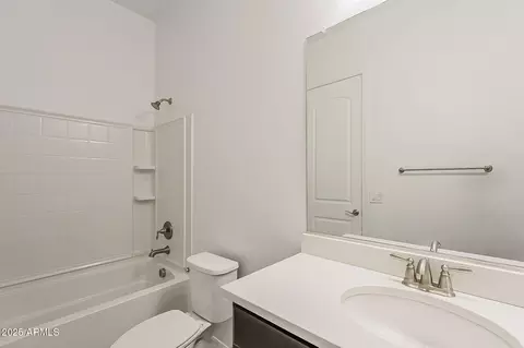 Bath - 1095 E Knightsbridge Way, Gilbert, AZ 85297 photo 6 of 8