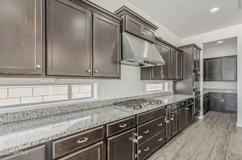 Kitchen - 1095 E Knightsbridge Way, Gilbert, AZ 85297 photo 3 of 7