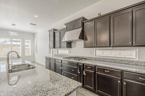 Kitchen - 1095 E Knightsbridge Way, Gilbert, AZ 85297 photo 4 of 7