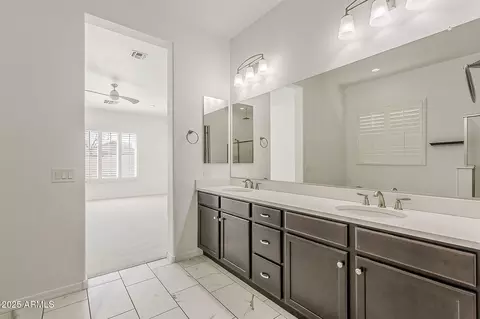 Bath - 1095 E Knightsbridge Way, Gilbert, AZ 85297 photo 4 of 8