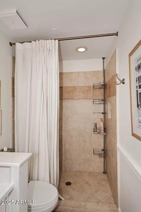 Bath - 25 E San Miguel Ave E, Phoenix, AZ 85012 photo 2 of 4