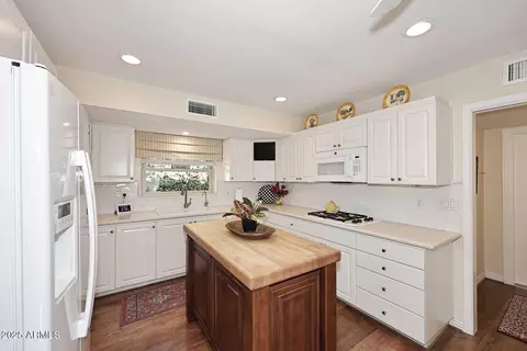 Kitchen - 25 E San Miguel Ave E, Phoenix, AZ 85012 photo 1 of 3