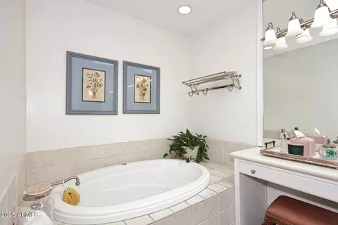 Bath - 25 E San Miguel Ave E, Phoenix, AZ 85012 photo 4 of 4
