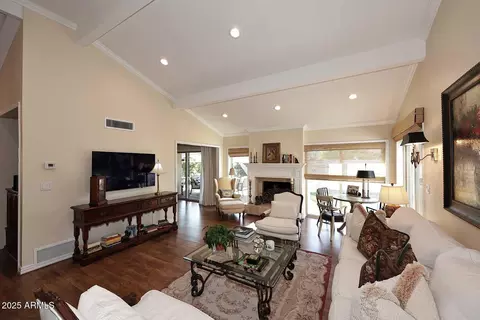 Living - 25 E San Miguel Ave E, Phoenix, AZ 85012 photo 2 of 5