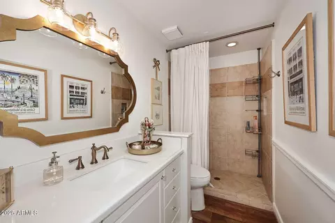 Bath - 25 E San Miguel Ave E, Phoenix, AZ 85012 photo 1 of 4