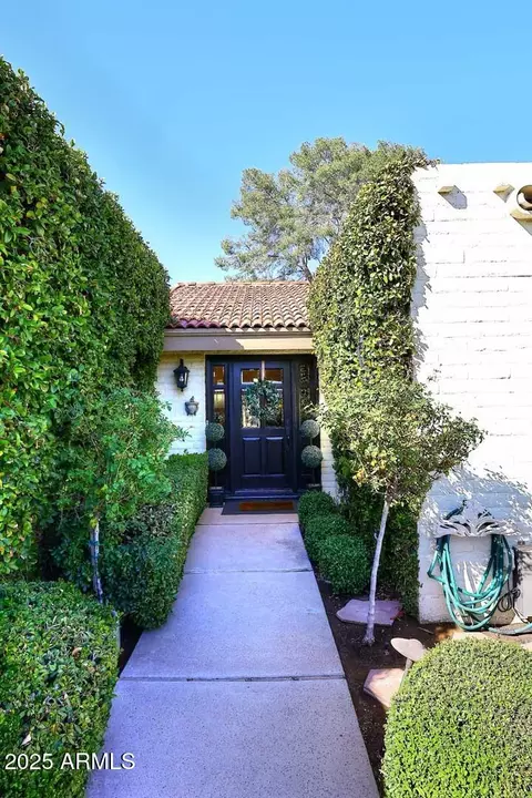 Exterior - 25 E San Miguel Ave E, Phoenix, AZ 85012 photo 2 of 13