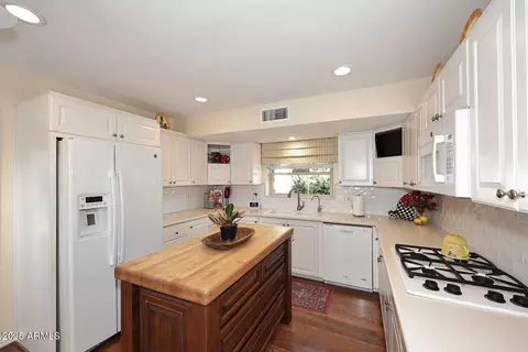 Kitchen - 25 E San Miguel Ave E, Phoenix, AZ 85012 photo 2 of 3