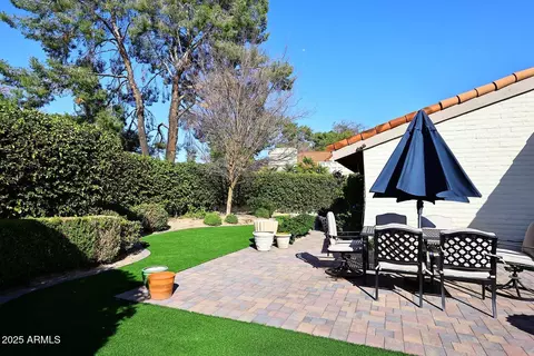 Exterior - 25 E San Miguel Ave E, Phoenix, AZ 85012 photo 9 of 13