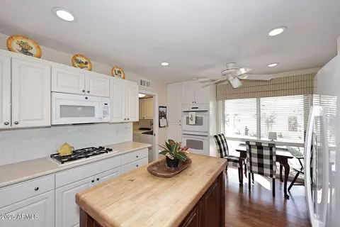 Kitchen - 25 E San Miguel Ave E, Phoenix, AZ 85012 photo 3 of 3