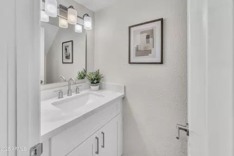 Bath - 2604 W Wolf St, Phoenix, AZ 85017 photo 1 of 2