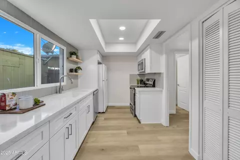 Kitchen - 2604 W Wolf St, Phoenix, AZ 85017 photo 2 of 4