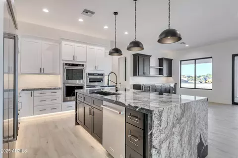 Kitchen - 1602 E Cloud Rd, Phoenix, AZ 85086 photo 4 of 7
