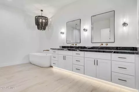 Bath - 1602 E Cloud Rd, Phoenix, AZ 85086 photo 1 of 9