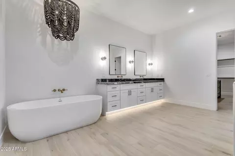 Bath - 1602 E Cloud Rd, Phoenix, AZ 85086 photo 2 of 9