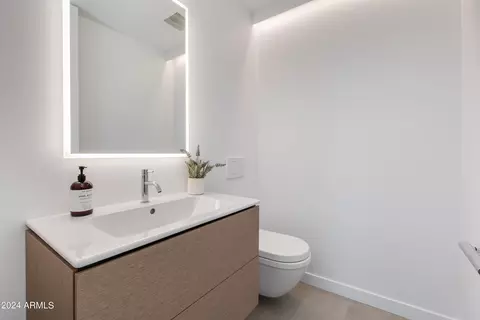 Bath - 1328 E Pomelo Grove Ln, Phoenix, AZ 85014 photo 1 of 4